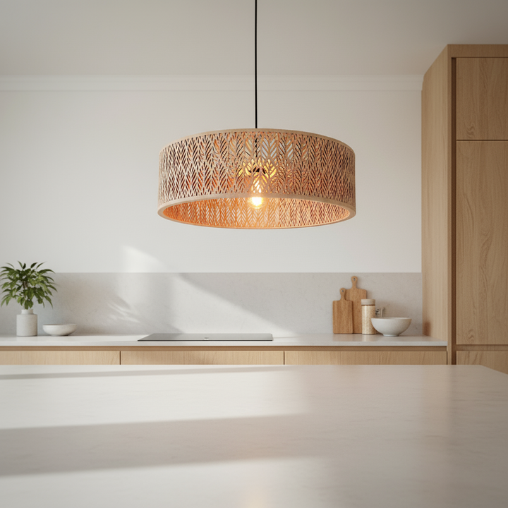 BOTANIK Holz-Pendelleuchte in heller Küche