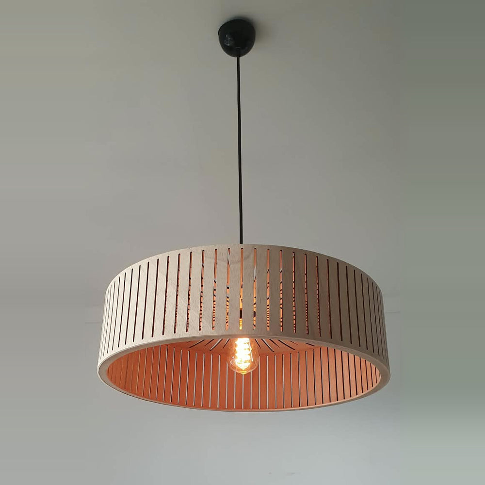 NOVA Holz-Pendelleuchte an schwarzem Kabel vor heller Wand